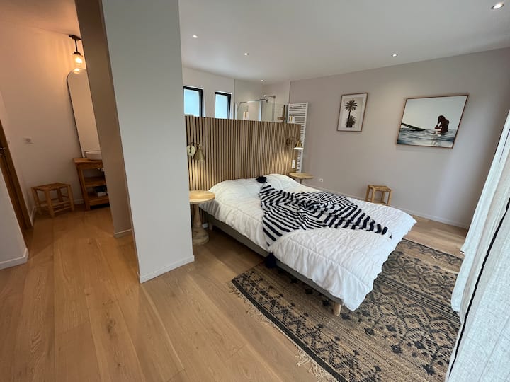 Habitación en la planta baja con baño con ducha y bañera 