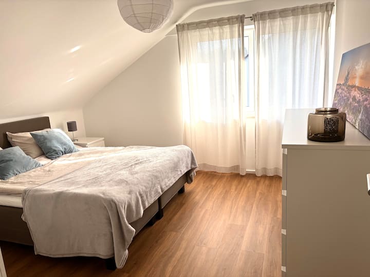 Cómoda cama con somier de 1,6 m de ancho
Armario disponible. 