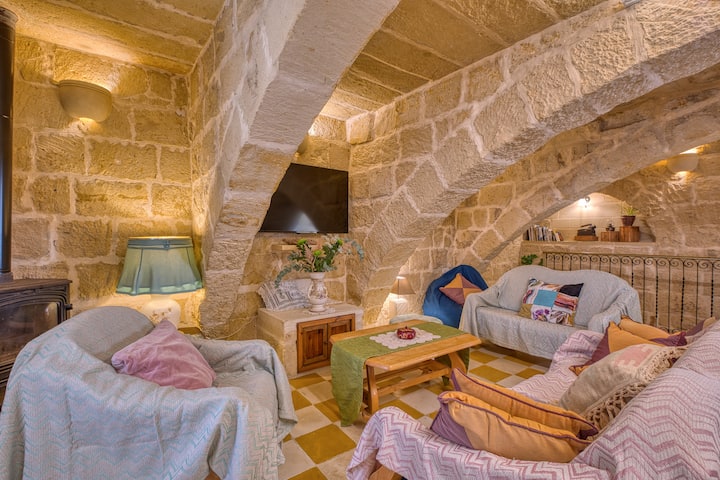 Pink Rose Farmhouse + Pool Close To Cliffs - Malte