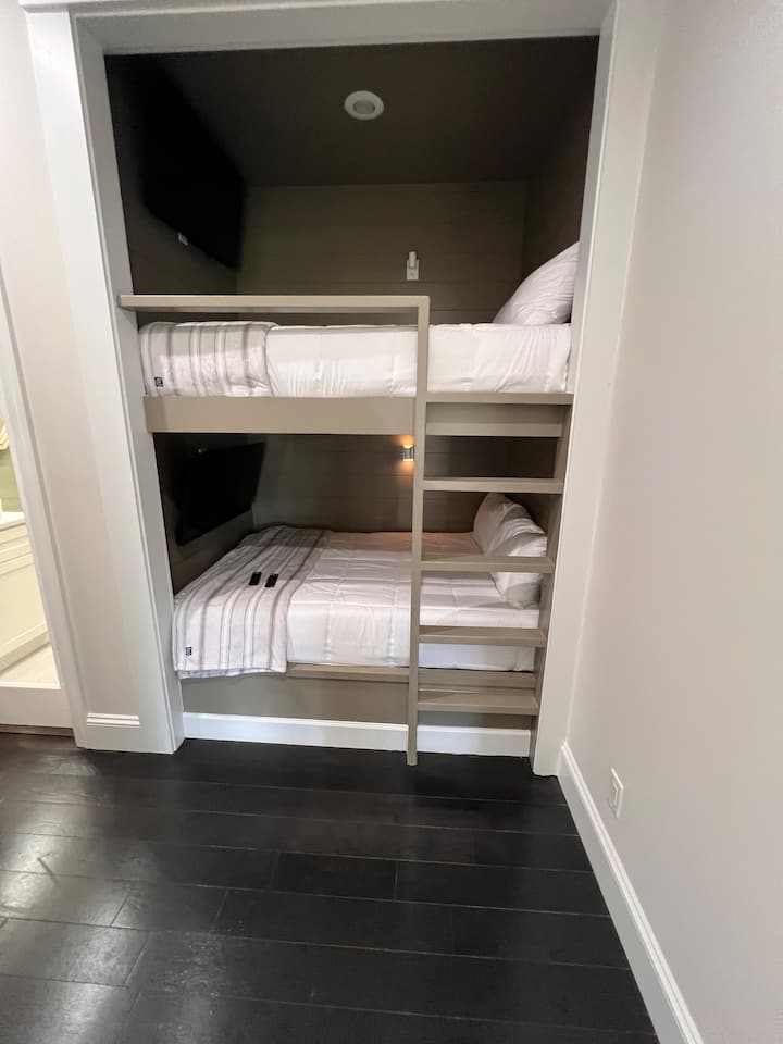 هذا هو الرصيف الشرقي. تقع على الجانب الأيسر من الرواق الرئيسي وتتكون من سريرين مزدوجين. الحمام الكامل (#4) على اليسار في الرواق، ومشترك مع الرصيف الغربي. يحتوي كل سرير على تلفزيون ذكي خاص به.