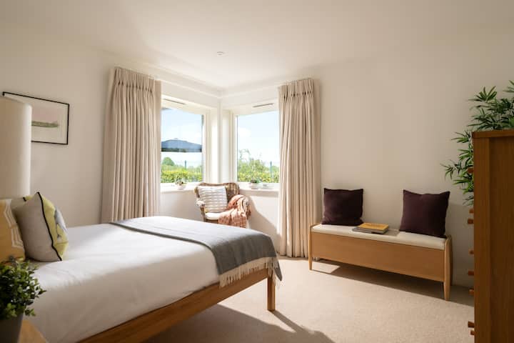 Tranquil·la, senzilla i amb un estil suau: una habitació que fa exactament el que ha de fer.