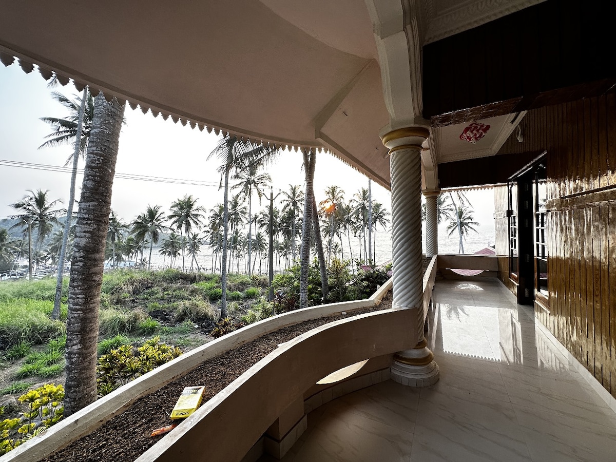 Kovalam Beach House - Beach View with Balcony