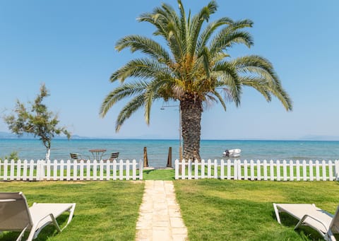Popular Airbnb listing: Seafront Villa Melachrinou in Δήμος Νότιας Κέρκυρας