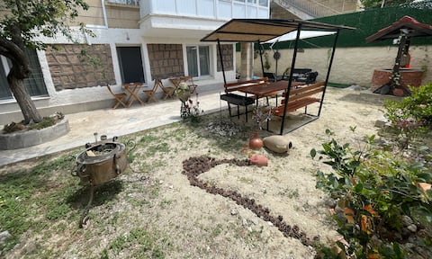 5 Bedrooms 1 Kitchen for 9 people garden floor