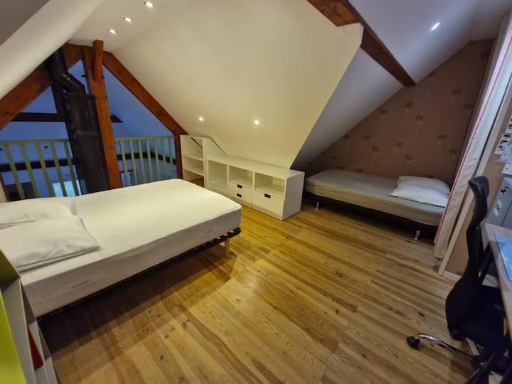 Спална соба на 2-ри кат на отворен мезанин (1 брачен кревет + 1 дополнителен кревет 150 см)