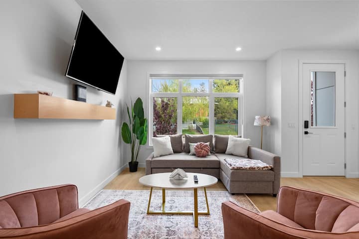 2 King Beds | Ping Pong |3br |Garage |Ac |Backyard - Calgary