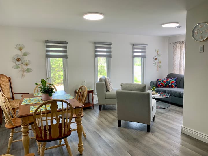 אזור אוכל ומגורים מחוץ למטבח, חלל פתוח עם ספה נפתחת: קווין סייז, טלוויזיה חכמה, Wi-Fi כלול. 