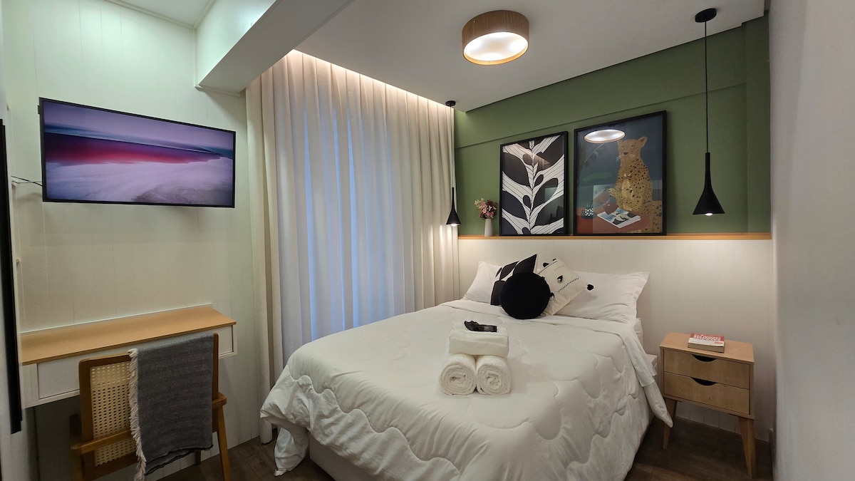 Cama doble (colchón original EMMA). 
Ropa de cama 100 % algodón + almohadas y mantas adicionales.