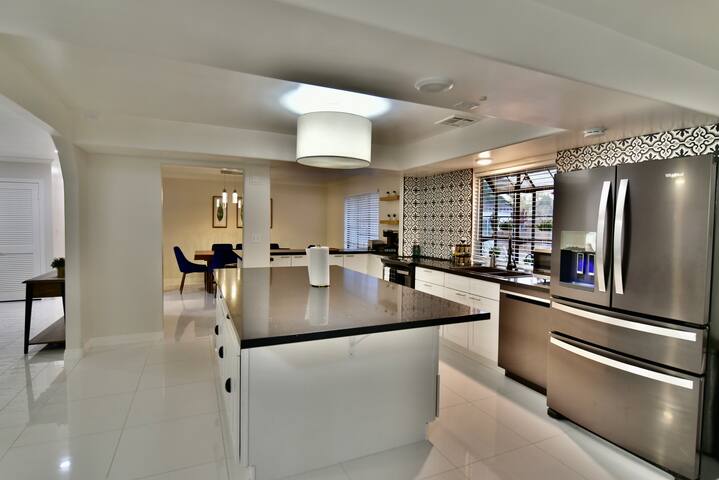 Tropical Pool and backyard gallery image 3