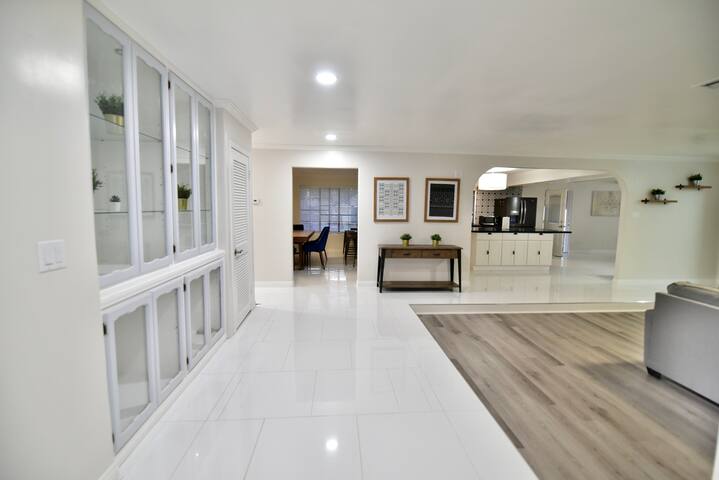 Tropical Pool and backyard gallery image 2