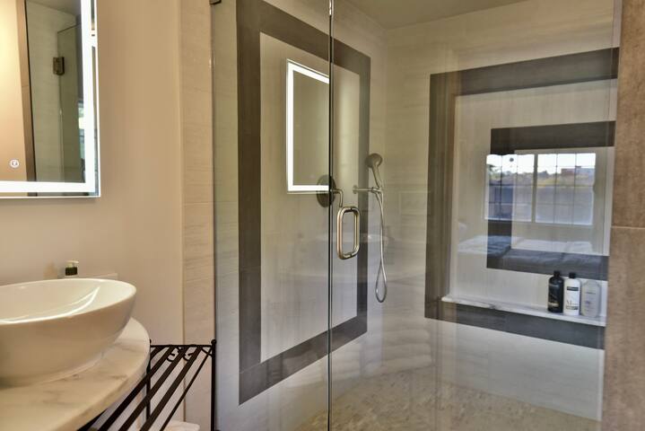 Tropical Pool and backyard gallery image 4