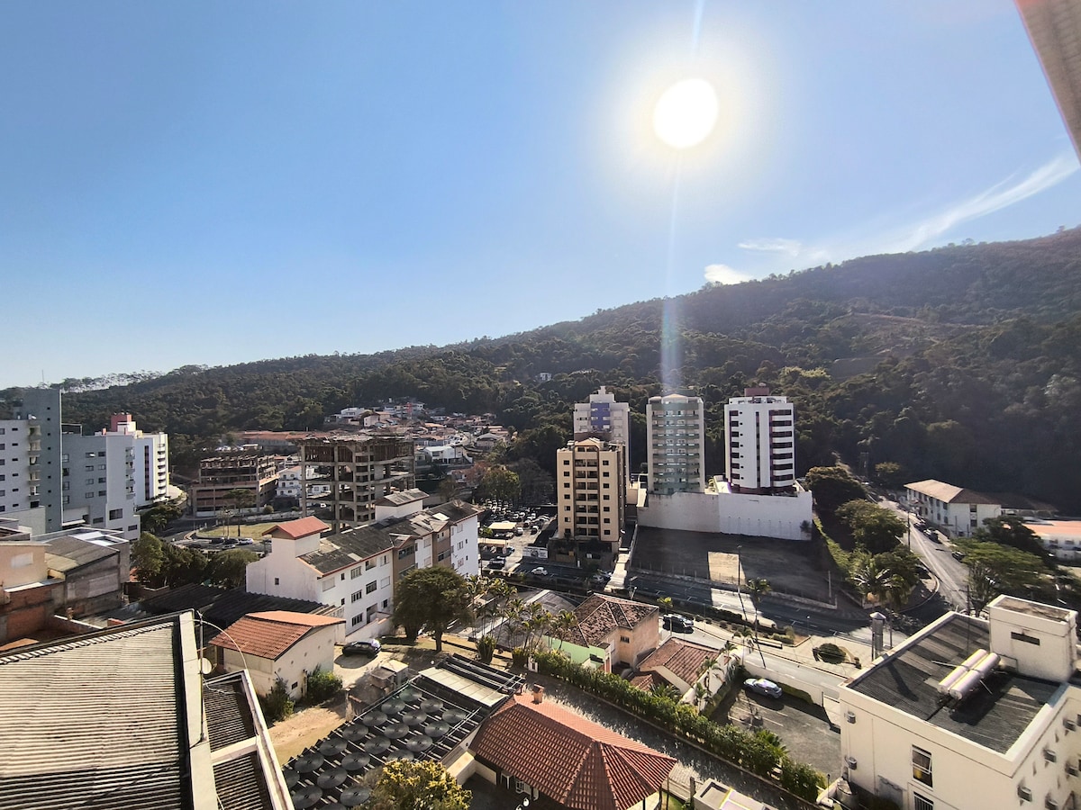Naš će vas pogled očarati. Divite se krajoliku grada i planinama Águas de Lindoia izravno iz svoje spavaće sobe, dok sunce osvjetljava krajolik.