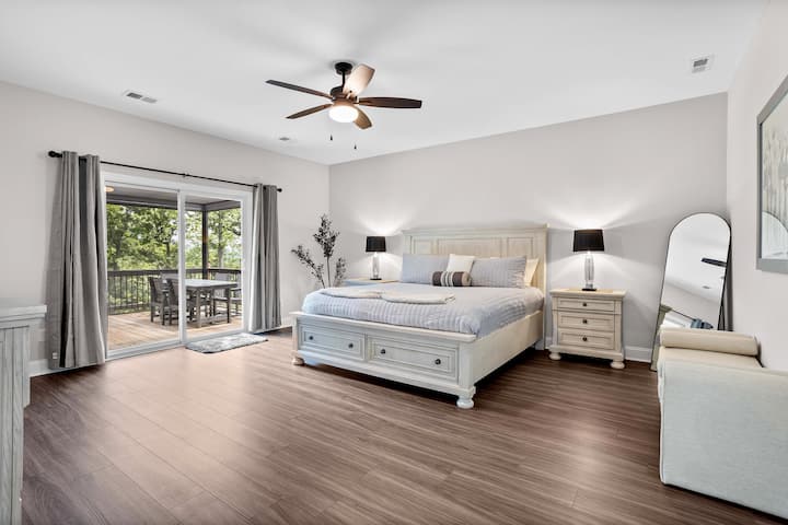 Hoofdslaapkamer op de begane grond met een aangrenzende afgeschermde veranda 