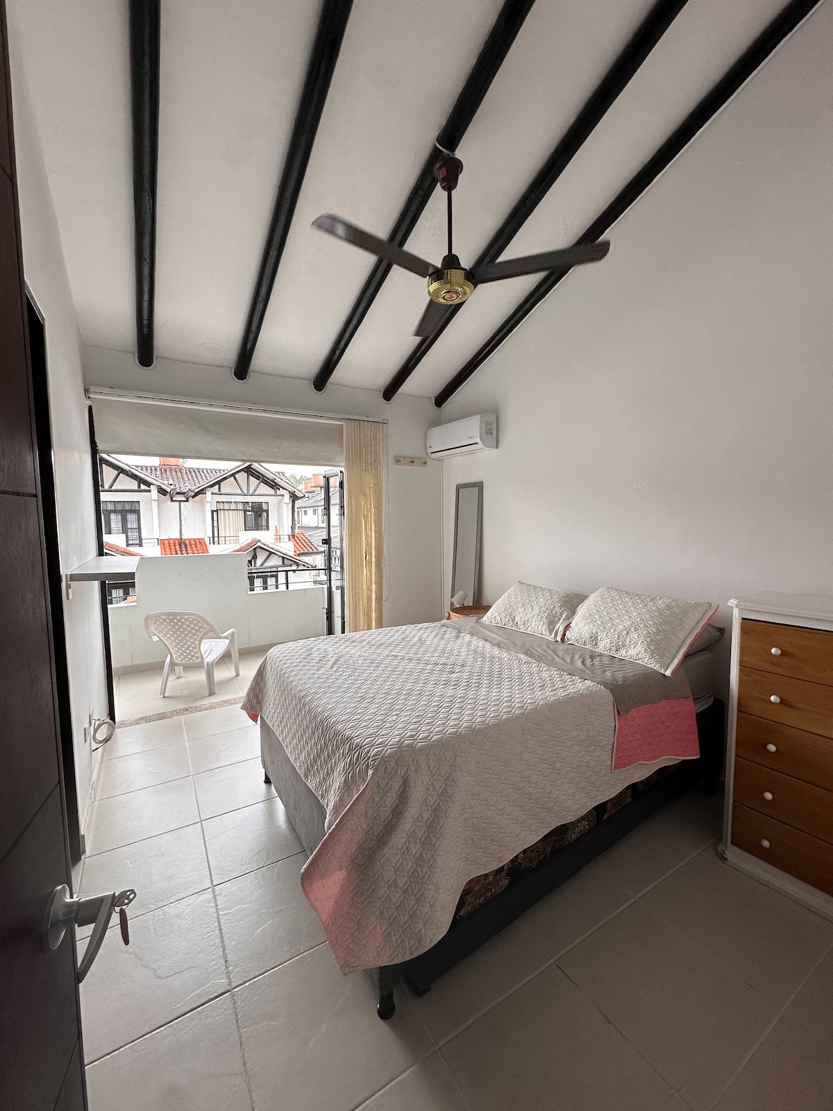 חדר עם מיטה זוגית ומיטת נדנדה חצי זוגית. חדר רחצה פרטי מלא. 