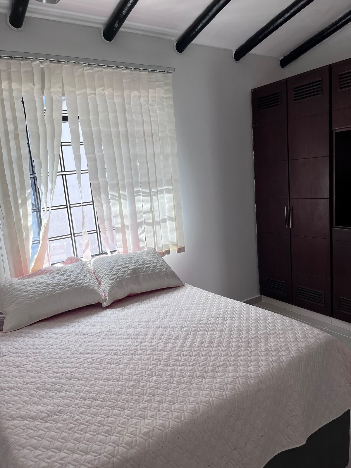 חדר עם חדר רחצה פרטי מלא; מיטה זוגית ומיטת נדנדה חצי זוגית. 