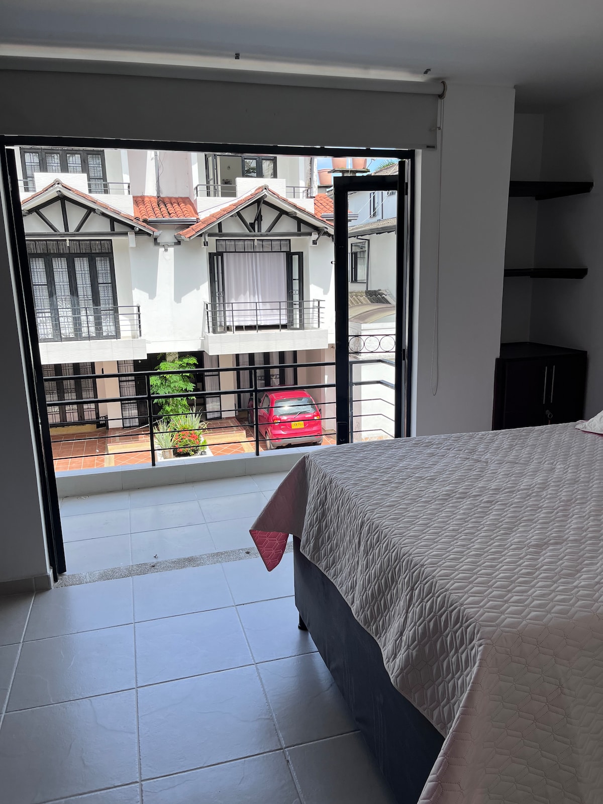 חדר עם חדר רחצה פרטי מלא (מקלחת). מיטה זוגית ומיטה נפתחת חצי זוגית. 