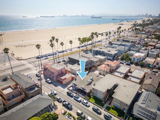 Luxe home, beach at doorstep, 3/2, Prkng, AC, loft