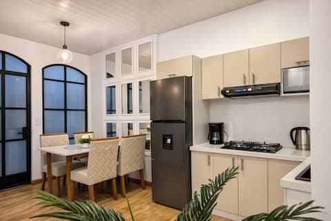 Suite in front of Catedral Centro Cuenca 4 guests