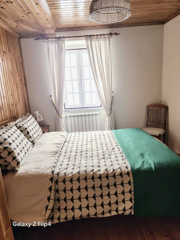 ห้องนอน 2
33 ม .²
เตียงควีนไซส์
โต๊ะข้างเตียง 2 ตัว
1 ตู้เสื้อผ้า