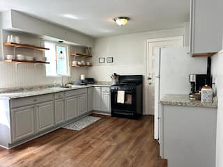 Elmwood Village 3 Bed with Parking, photo 3 of 10