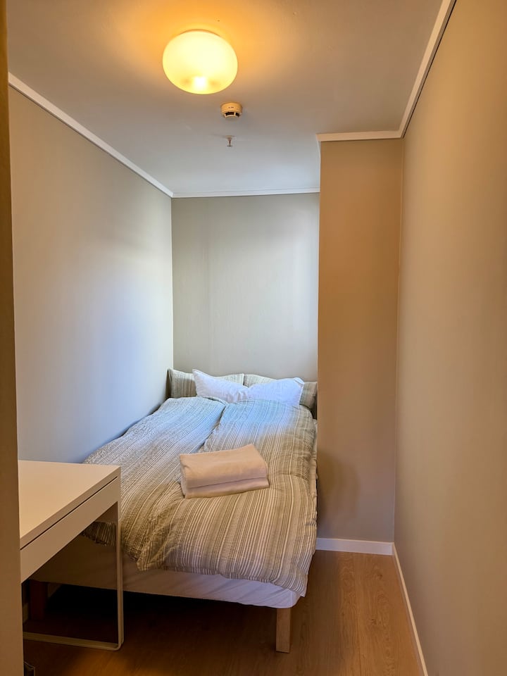 חדר שינה עם מיטה 120 ס"מ ושולחן עבודה