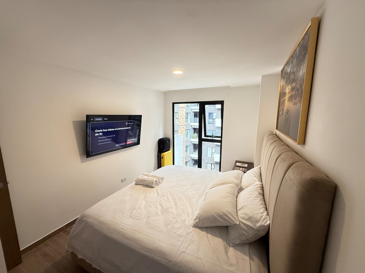 •	Habitación diseñada para tu descanso total
-	Cama King con colchón suave y cómodo
-	Sábanas frescas, limpias y desinfectadas
-	Televisión 
-	Caja fuerte para guardar tus pertenencias 
-	Plancha a vapor para ropa a tu disposición
-	Ventilador