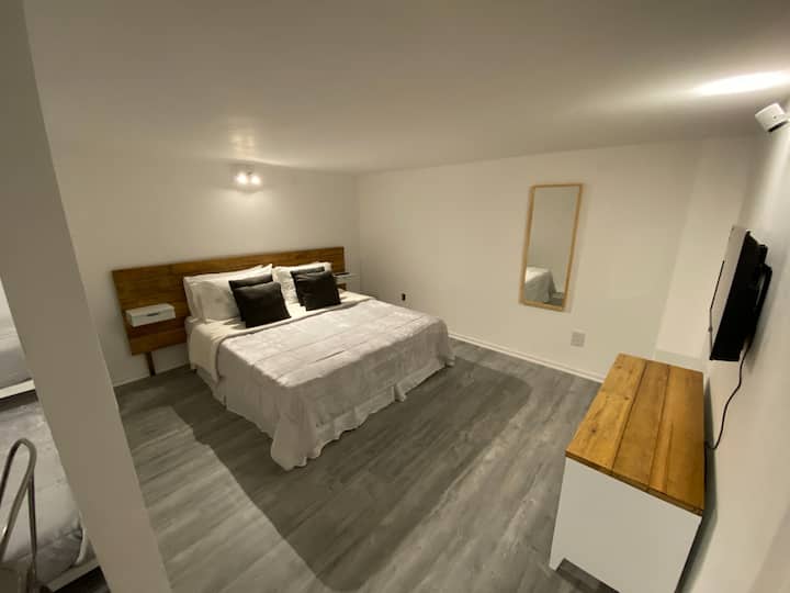 Dormito con espejo , mueble , mesitas de luz flotantes y un perchero ✨
Habitación dividía por una pared sin puerta 