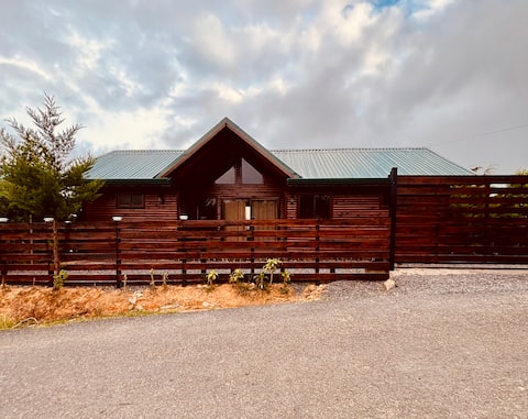 Cabin with amazing views-Pet friendly