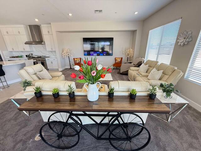 #143 Luxurious Estate 5 Min to Strip Raider Stadiu gallery image 5