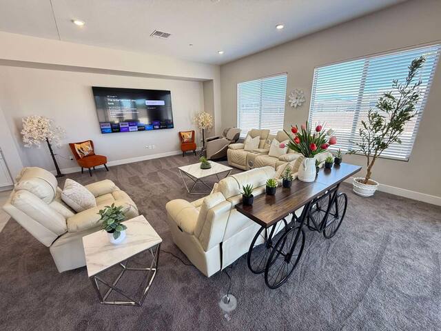 #143 Luxurious Estate 5 Min to Strip Raider Stadiu gallery image 4