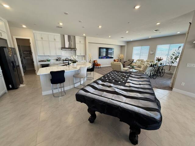 #143 Luxurious Estate 5 Min to Strip Raider Stadiu gallery image 2