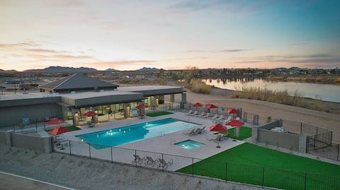 Pool Spa Beach Gym Water Front 45 min to Parker