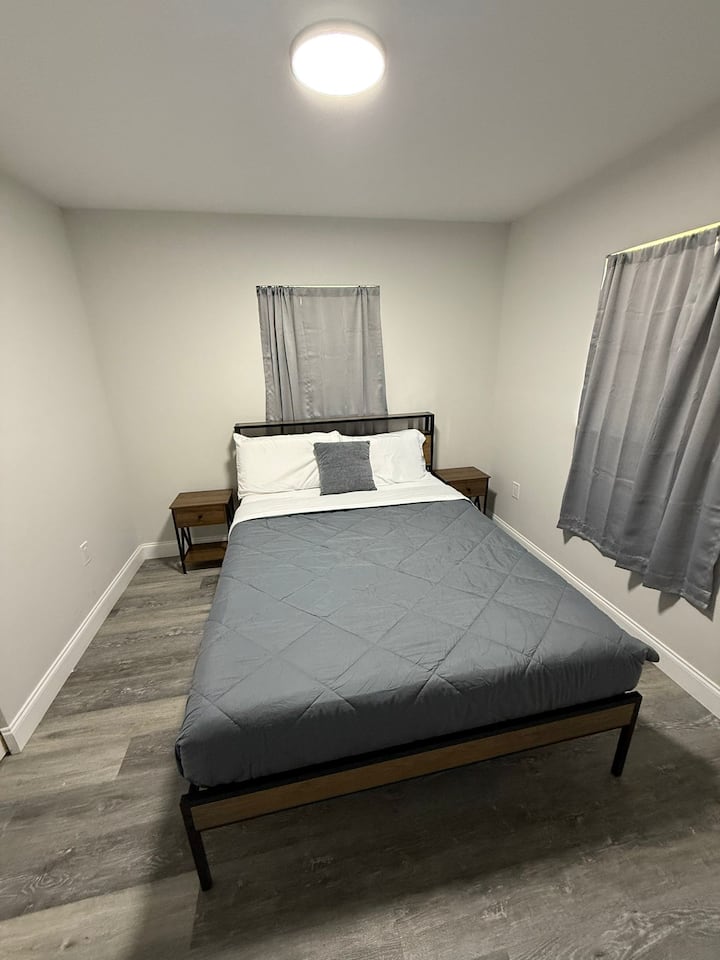 يوجد في اللوح الأمامي منافذ للشحن 