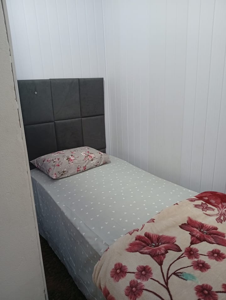 To je mala spavaća soba s krevetom za jednu osobu, a u toj spavaćoj sobi nalazi se kupaonica u kojoj je samo WC, nema tuša. 