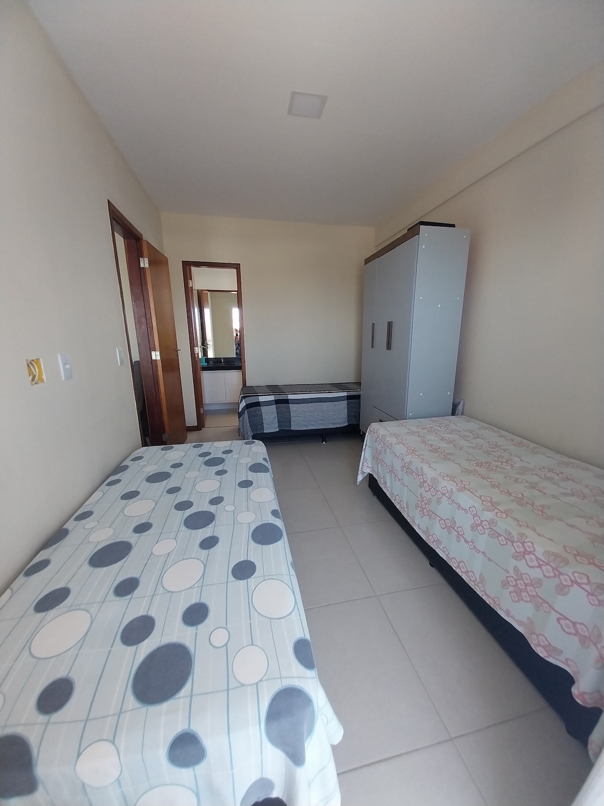 3 מיטות קופסה, אחת מהן מיטה זוגית. הנכס הזה יכול להכיל עד 4 אנשים. מואר היטב עם דלת לסלון וגם למרפסת, דרך דלת זכוכית. זה מבטיח פרטיות.