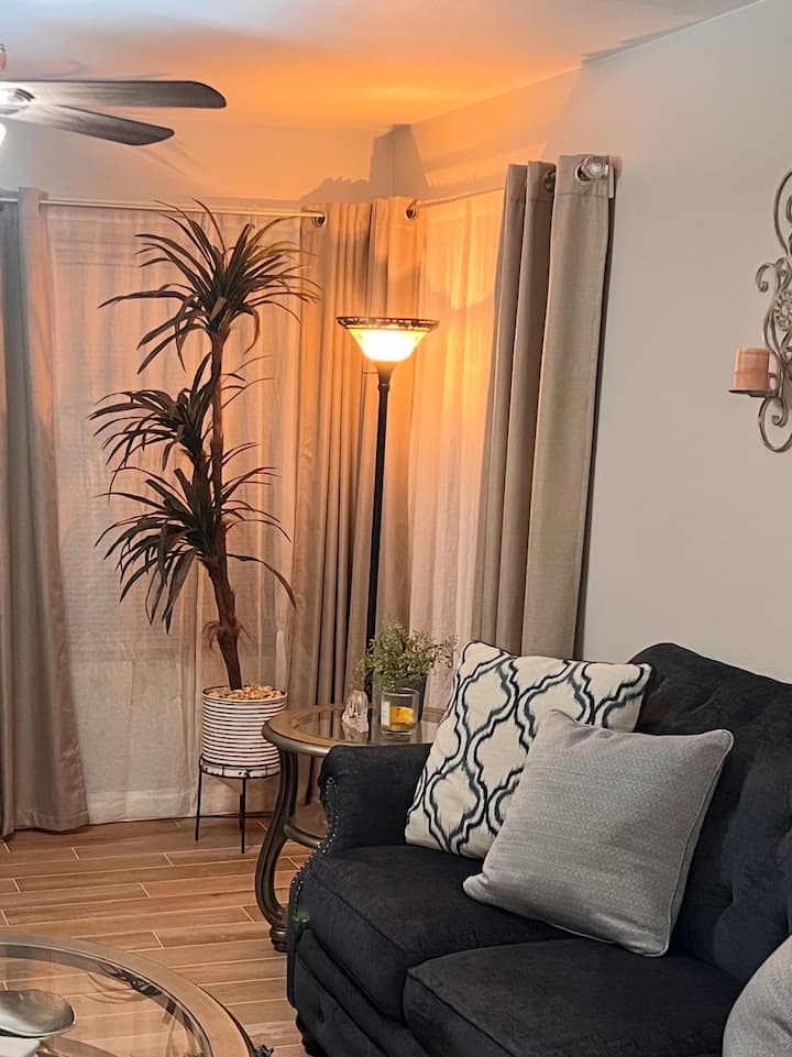 Modern 1br Retreat | Work Travel - Bakersfield, CA