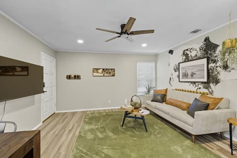Successful Airbnb property: Western Retreat 1 mile to Airport, HotTub, FirePit in San Antonio International Airport Vicinity