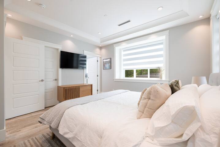 Modern Home & Prime Location! Central to All Areas gallery image 2