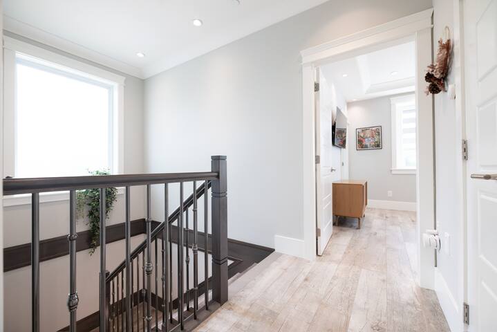 Modern Home & Prime Location! Central to All Areas gallery image 5