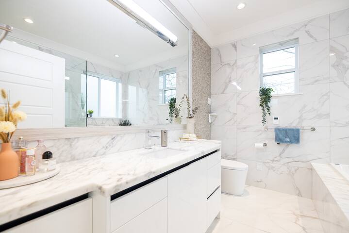 Modern Home & Prime Location! Central to All Areas gallery image 3