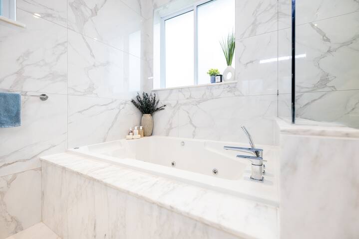 Modern Home & Prime Location! Central to All Areas gallery image 4