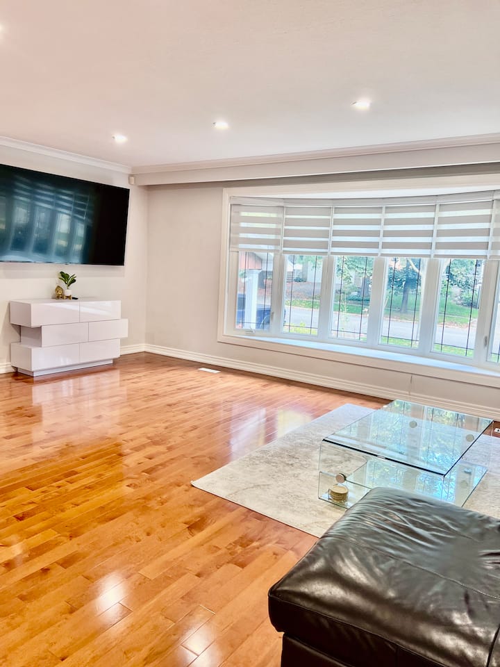 Bright & Spacious 4-bedroom Retreat - Toronto