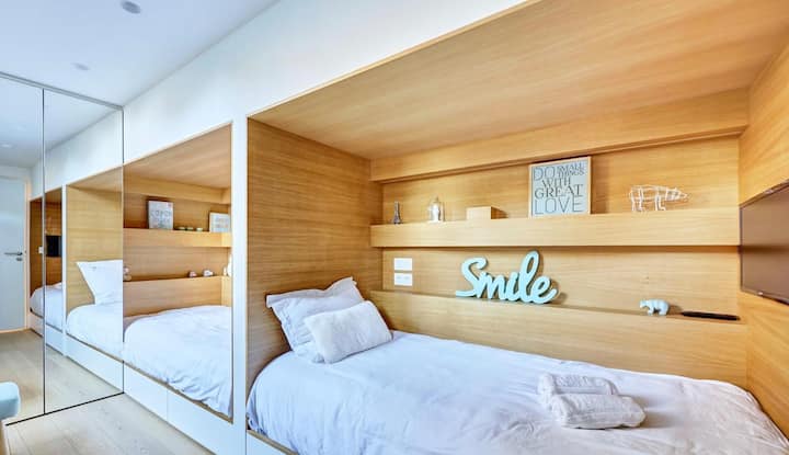 Habitación 2: 2 camas individuales 90/200 

Incluye armarios y vestidor. 
Televisión  