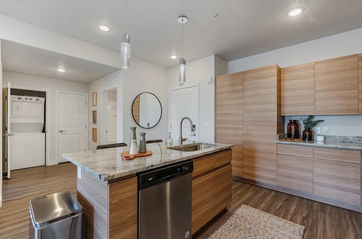 Modern 2br Retreat W/ Pool - Golden Pond, Orem