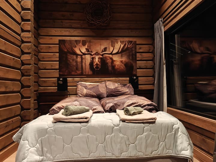 Dormitorio principal con ambiente cálido y tranquilo.