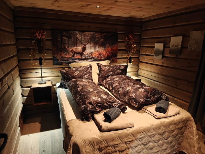 Habitación luminosa con cama cómoda