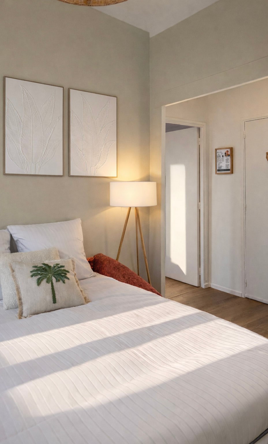 Warm lounge area with high-end 140x200 sofa bed, perfect for two people. Premium LINVOSGES cotton bed linen. 