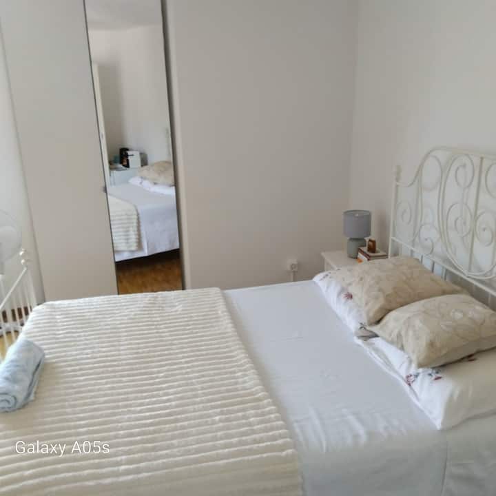 Quarto Lux Beira Do Lago
14 Mint 
4.6 Km
Aerop - Geneva