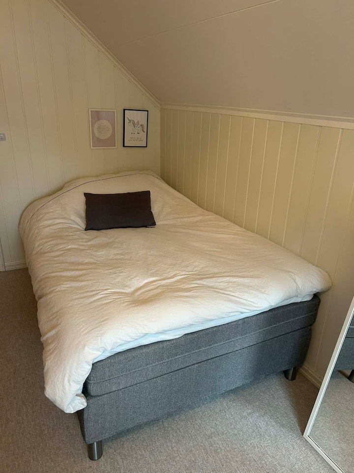 Cama de 120 cm con mucho espacio para colchones en el suelo