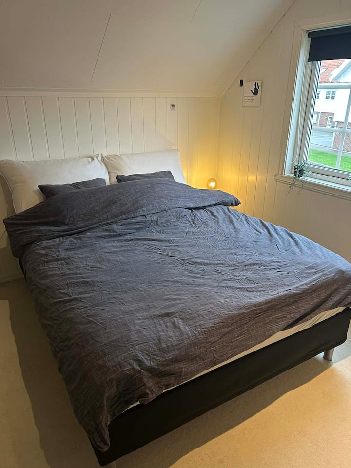 Cama de dos plazas de 150 cm. Espacio para colchones en el piso